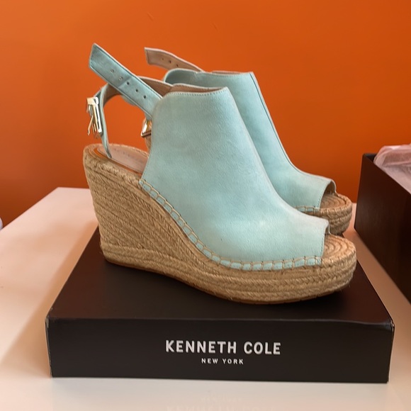 Platform wedged - Picture 2 of 6